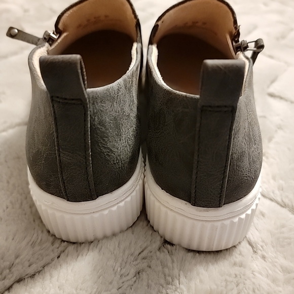 NWOB SOUL Naturalizer Tia Platform Slip On Fashion Sneaker Size 10 Black & White - Picture 4 of 7